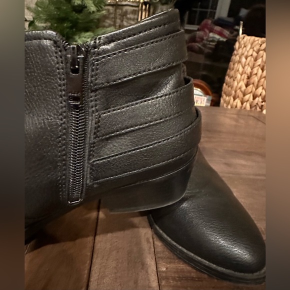 Aldo Black Vegan Leather Ankle Booties 3 Buckle Straps & Gold Hardware  Sz 8 - Picture 5 of 11